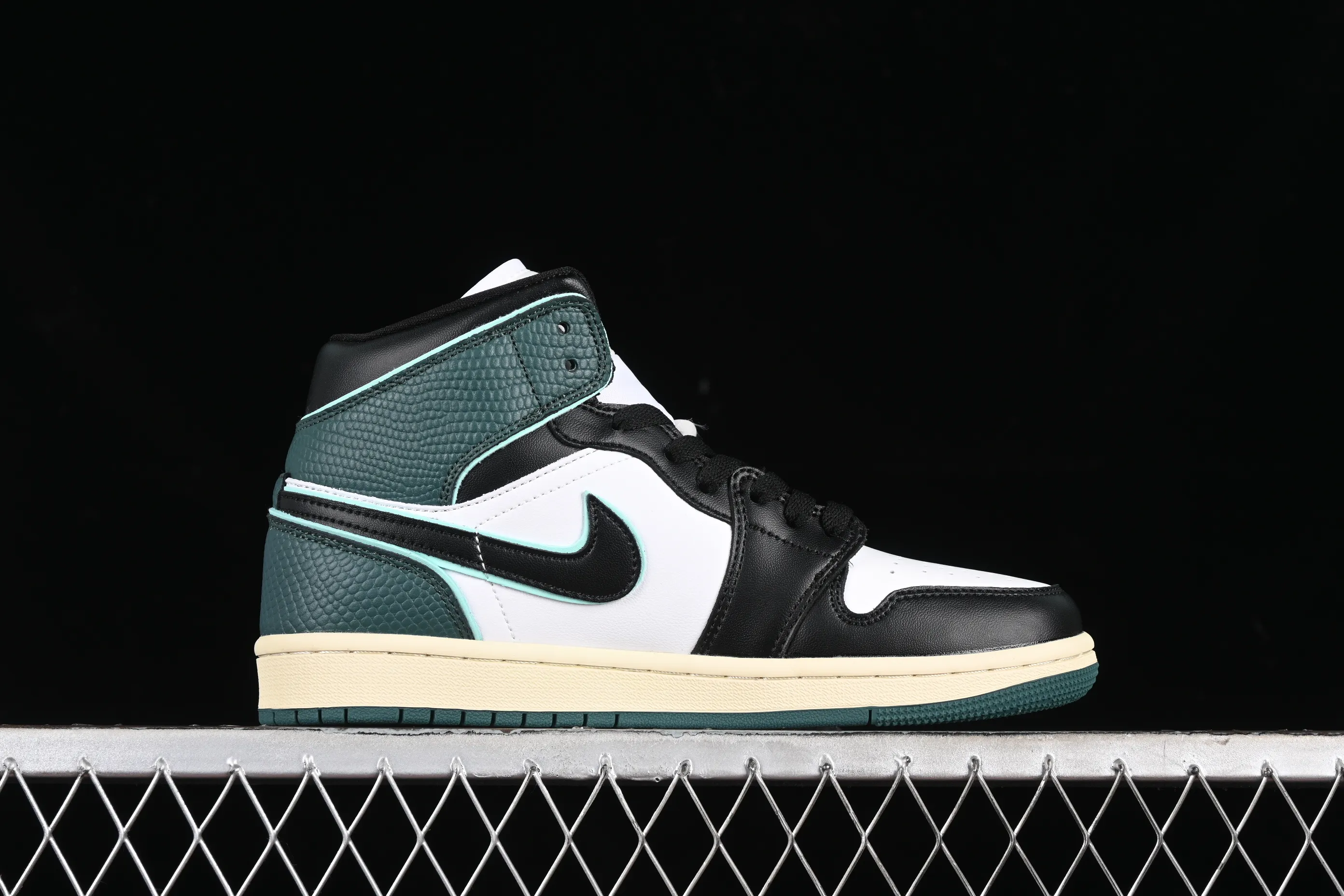 All Categories Air Jordan Jordan Series Basketball Shoes Air Jordan 1 Mid Air Jordan 1 Mid AJ1 Joe 1 Snake Print Black Green Toe Zhongbang Basketball Shoes FQ7818-100